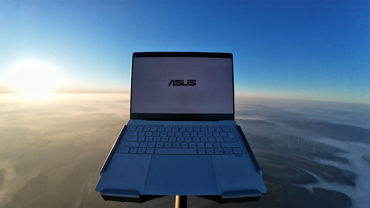 ASUS a trimis un ExpertBook Ultra la 8.856 metri pentru a testa durabilitatea în condiții reale