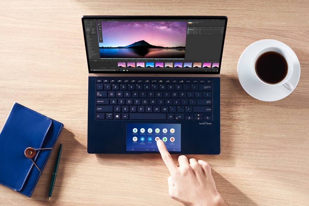 Laptopul ultra-compact ZenBook 13 (UX334) cu ScreenPad 2.0