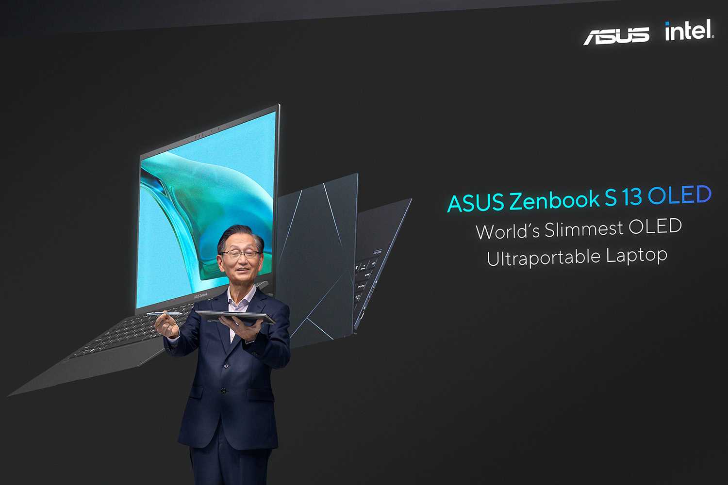 Jonney Shih prezinta Zenbook S 13 OLED, cel mai subțire laptop ultra-portabil cu OLED din lume